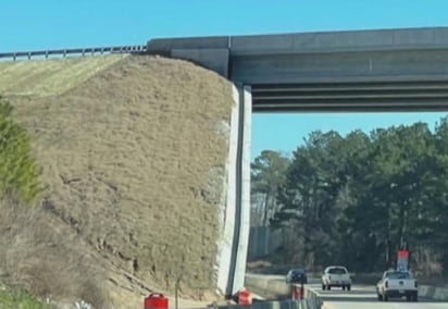 El puente se construyó el año pasado y se abrió a los vehículos en diciembre. (INTERNET)