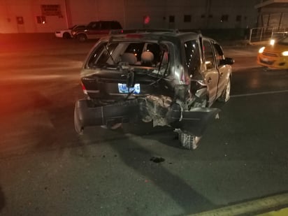 Conductor ebrio choca por alcance frente al Campo Militar de Torreón