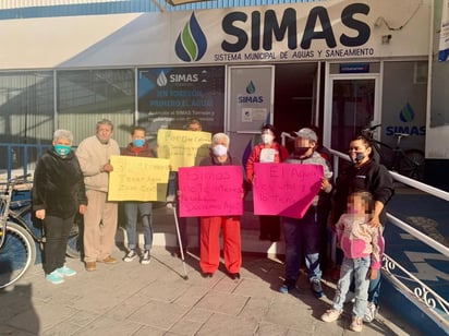 Fue minutos después de las 08:00 horas que un grupo de personas, en su mayoría habitantes del primer cuadro de la ciudad, arribaron al acceso principal de la sucursal Independencia del Simas Torreón, con pancartas y gritos exigieron que las autoridades les resolvieran la problemática de falta de agua en sus domicilios, misma que se viene presentando desde el año pasado y en perjuicio de varias decenas de familias.
(ERICK SOTOMAYOR)