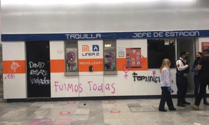 Con palos, piedras y tubos, las inconformes golpearon y destrozaron los torniquetes y taquillas de la estación. (ESPECIAL)