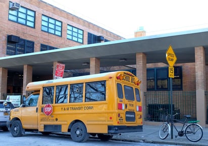 Los institutos de la ciudad de Nueva York, donde se dictan clases para alumnos de entre 15 y 18 años de edad, retomarán las clases presenciales el próximo 22 de marzo, después de que en las últimas semanas los estudiantes de secundaria reanudaran la educación en persona, anunció el alcalde Bill de Blasio. (ARCHIVO) 