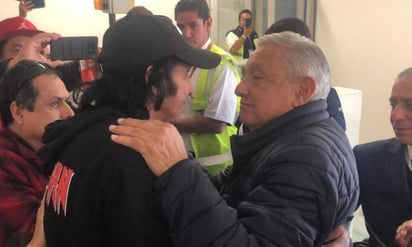 En un videoclip de cerca de 30 segundos el titular del Ejecutivo recordó uno encuentro que tuvo con Cepillín en 2019, momento en que ambos estaban en un aeropuerto y tuvieron la oportunidad de darse un abrazo.
(ESPECIAL)