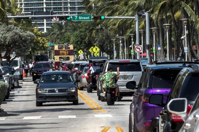 Dos congresistas de Florida buscan con un proyecto de ley eliminar el requisito de estatus legal migratorio para el otorgamiento de licencias de manejo en el estado, lo que facilitaría a unos 680,000 indocumentados en edad de conducir el acceso a ese documento vital. (ARCHIVO)
