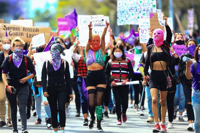  Este 8 de marzo, la activista Fernanda Dudette hizo un llamado para utilizar una bandera feminista de tres colores, la cual es una representación del feminismo interseccional. (EFE)
