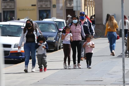 A pesar de que el gasto es mayor en los hogares con jefaturas femeninas, el ingreso que reciben es en promedio menor al de los hombres. (ARCHIVO)