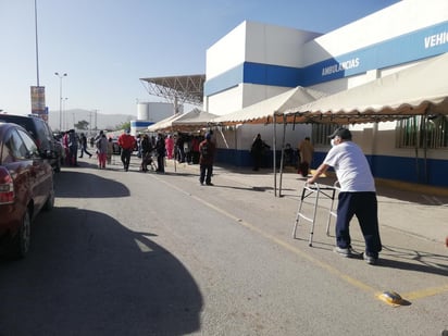 Fue en módulo del Hospital General hasta donde llegaron las personas de diversas partes de La Laguna de Durango y Coahuila con la idea de obtener la vacuna de aquellas dosis que pudieran quedar.
(ARCHIVO)