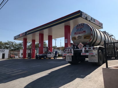 Empresario advierte de alza en costo de gasolina por escasez.