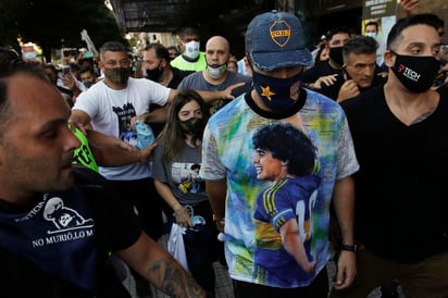 Con una mezcla de nostalgia, bronca y desborde, varios cientos de fanáticos de Diego Maradona se movilizaron el miércoles al centro de Buenos Aires para reclamar a la justicia que esclarezca su muerte ocurrida hace poco más de tres meses.
(AP)