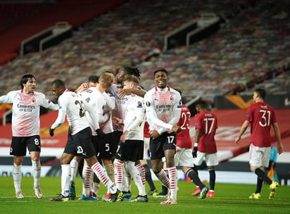 El Milan sustrajo el jueves un empate 1-1 en su visita al Manchester United cuando el central danés Simon Kjær anotó en los descuentos del partido de ida de los octavos de final de la Liga Europa. (AP)
