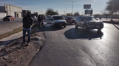 El vehículo siguió su carrera por la salida del puente hacia los carriles laterales, los cruzó y se impactó con su parte posterior contra la base de una luminaria. (EL SIGLO DE TORREÓN)