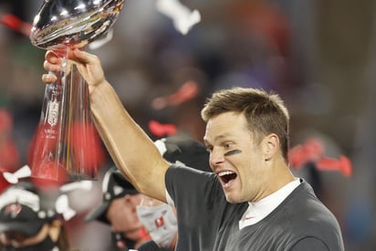 Tom Brady firmó un contrato que le permite jugar dos temporadas más en Tampa mientras está por cumplir 44 años de edad en agosto. (ESPECIAL)
