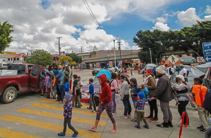 Las bajas temperaturas comienzan a dejar estragos en los niños migrantes.