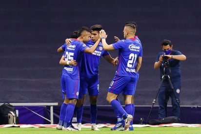 Jugadores del Cruz Azul celebran el único tanto del partido, anotado por Roberto Alvarado a los 42 minutos de la primera mitad.