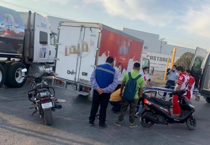 Los socorristas de la Cruz Roja brindaron los primeros auxilios a la mujer, quien sufrió heridas superficiales. (EL SIGLO DE TORREÓN)