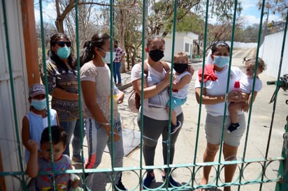 Las mujeres señalaron que las autoridades les llevan alimentos en mal estado.