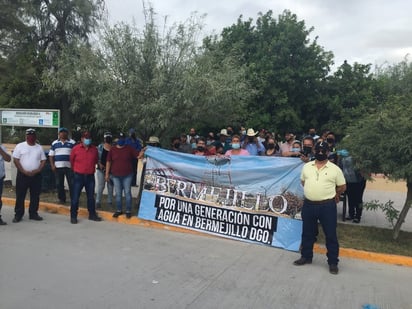 La primera protesta pública se llevó a cabo a las 9 de la mañana y tras un diálogo con las autoridades se retomó en la tarde.