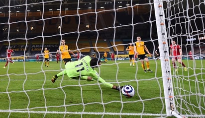 Rui Patricio no pudo evitar el único gol del juego, anotado por Diogo Jota (d); casi al final del juego el arquero sufrió un impacto en la cabeza y permaneció en el césped varios minutos. (EFE)