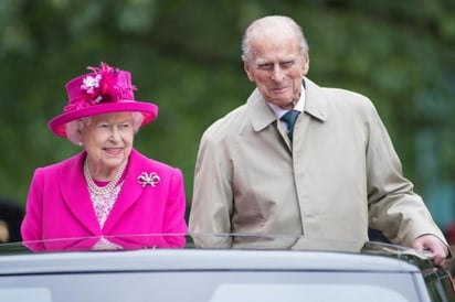 El príncipe Felipe, esposo de la reina Isabel II, recibió este martes el alta médica y abandonó el hospital privado King Edward VII, en el centro de Londres, tras haber permanecido ingresado durante veintiocho días.  (ESPECIAL) 
