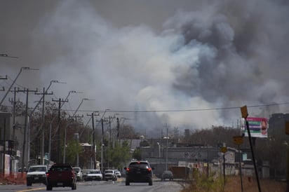 El siniestro se registró en una zona de desechos dentro de la siderúrgica. (EL SIGLO COAHUILA)