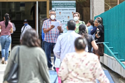 Si bien el número de contagios ha disminuido considerablemente en Durango, la Secretaría de Salud estatal llama a no bajar la guardia pues más que poder pasar al color verde en el semáforo de riesgo epidemiológico, se podría registrar una ola de contagios de COVID-19 que asegura “podría ser devastadora”. (ARCHIVO)