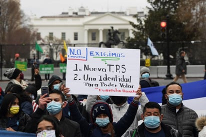 Más de un centenar de hondureños marcharon este martes por el centro de Washington y se concentraron frente a la Casa Blanca para reclamar al presidente estadounidense, Joe Biden, un nuevo Estatus de Protección Temporal (TPS) para el país centroamericano. (ARCHIVO)