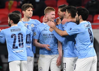 Kevin De Bruyne (c) celebra con sus compañeros luego de anotar el primer gol, en la victoria del City 2-0 sobre Borussia Monchengladbach. (AP)