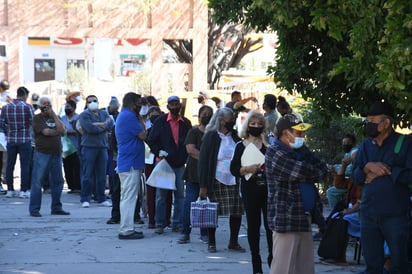 A pesar de que la entrega del recurso estaba programada a las 11:00 horas, desde las 8 de la mañana arribaron los adultos mayores. (FERNANDO COMPEÁN)