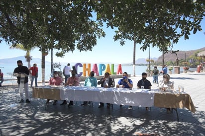 El malecón del Lago de Chapala en Jalisco, fue sede de la conferencia de prensa en la que se presentó la función de box del próximo viernes 26 de marzo en el Lienzo Charro “González Gallo”, que tendrá como pleito estelar el duelo entre el excampeón del mundo, José “Bolivita” Uzcategui (29-4, 24 KO's) y el local Josué “Chiquilín” Obando (20-28-2, 15 KO's). (ARCHIVO)
