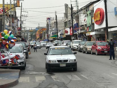 Las autoridades municipales busca los fundamentos legales para retirar de circulación de los vehículos que prestan servicios de manera ilegal. (EL SIGLO COAHUILA)