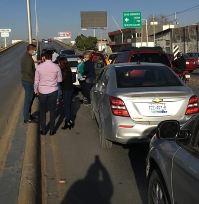  El múltiple choque ocurrió en cuestión de segundos y provocó la movilización de agentes de Tránsito y Vialidad para regular el tráfico en ese lugar para evitar otro accidente más.
 (EL SIGLO DE TORREÓN)