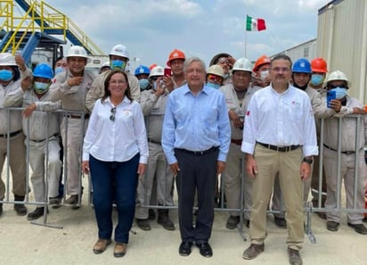 Acompañado por el gobernador Adán Augusto López y por Octavio Romero Oropeza, director general de Pemex, el presidente López Obrador manifestó que mantiene el compromiso de no aumentar en términos reales los precios de las gasolinas, del diesel y otros combustibles.
(ESPECIAL)