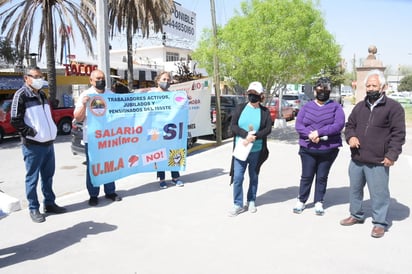 En Monclova, además de un plantón en la Plaza del Magisterio, los maestros jubilados realizaron por la tarde una caravana de automóviles por todo el bulevar Pape como protesta.