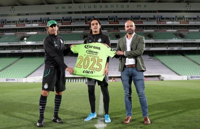 Posaron junto a Acevedo sobre la cancha del estadio Corona. (ESPECIAL)