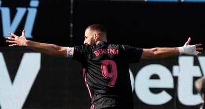 El entrenador del Real Madrid Zinedine Zidane elogió a su compatriota Karim Benzema, autor de dos de los tres goles del Real Madrid en su triunfo ante el Celta en Balaídos. (EFE)