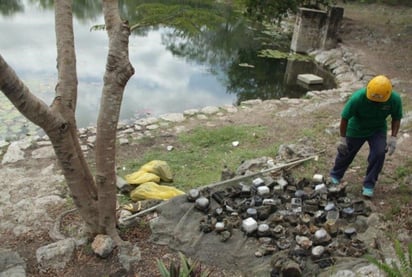 Sergio Grosjean Abimerhi, arqueólogo y especialista en espeleobuceo, informó que del cenote Chen Há, ubicado en Kopomá, sacaron alrededor de 700 kilos de residuos sólidos, entre los que se estaban 95 medidores de energía eléctrica. (Especial) 