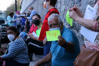 En los nueve puntos de vacunación dispuestos hubo aglomeraciones; la organización no estuvo a cargo de autoridades. (AGENCIAS) 