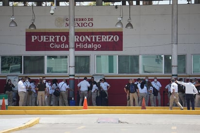 Ciudad Hidalgo, una localidad fronteriza con Guatemala, amaneció el domingo con un fuerte refuerzo de agentes migratorios y de la Guardia Nacional como parte de las nuevas medidas para restringir los cruces no esenciales en la frontera sur de México. (ARCHIVO)