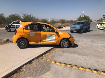 Resultaron lesionadas luego de que el taxi en el que viajaban protagonizó un accidente vial en la colonia Las Arboledas. (EL SIGLO DE TORREÓN)