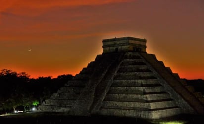 Por segundo año consecutivo esta zona maya de Chichén Itzá permaneció cerrada al público, pero mediante transmisión en redes, la gente pudo presenciar el 'descenso de Kukulkan' en el castillo principal de este lugar. (ESPECIAL)
