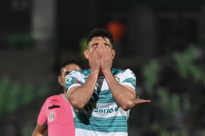 Este domingo Santos recibió a León en el Estadio Corona como parte de la jornada 12 del torneo Guardianes 2021, partido en el que los Guerreros tienen su primera derrota como locales, luego de que León se impuso 1-2. (EFE) 
