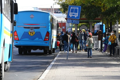 Aunque la normalización de las rutas podría retomarse cuando el semáforo esté en verde, uno de los proyectos a futuro contempla la salida del transporte público del primer cuadro. (EL SIGLO DE TORREÓN) 