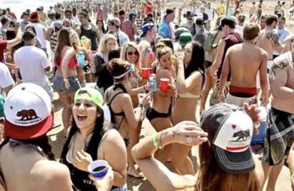 Ya iniciaron las vacaciones de 'Semana Santa' en Estados Unidos, por lo tanto, como era de esperarse, los jóvenes denominados como 'Spring Breakers' han abarrotado algunas de las playas que han permanecido abiertas al público.  (Especial) 