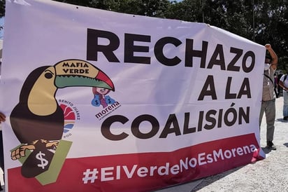 Encabezados por el secretario general del Movimiento de Regeneración Nacional (Morena) en Quintana Roo, Jorge Parra, decenas de militantes se manifestaron afuera del Palacio municipal de Cancún en contra del Partido Verde (PVEM) y montaron un plantón permanente para recabar 100 mil firmas que exijan romper la coalición entre ambos institutos políticos en el presente proceso electoral 2021. (EL UNIVERSAL)