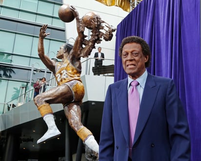 Elgin Baylor, una de las estrellas de los Lakers, falleció ayer en Los Ángeles. (ARCHIVO)