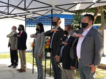 Como parte de los festejos y la conmemoración, se rindieron honores a la bandera en la UJED.