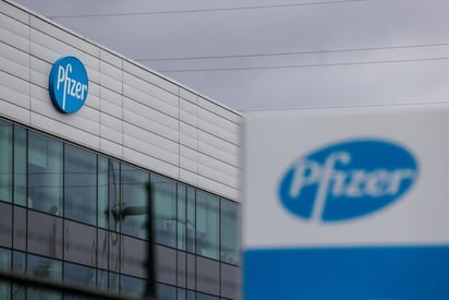 La farmacéutica estadounidense Pfizer, fabricante de una de las vacunas autorizadas contra la COVID-19, anunció este martes que ha iniciado un ensayo clínico en Estados Unidos para comprobar la efectividad de un fármaco que se administra por la vía oral. (ESPECIAL) 
