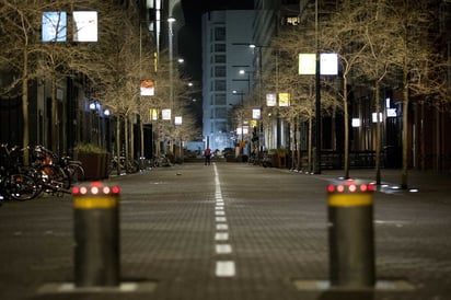 El Gobierno neerlandés en funciones anunció este martes la extensión de todas las restricciones y el cierre de la hostelería hasta el 20 de abril, lo que también se aplica al toque de queda diario, aunque se retrasa una hora su entrada en vigor debido al horario de verano. (EFE) 