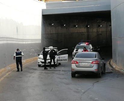 Paramédicos arribaron al lugar para revisar al chofer. (EL SIGLO DE TORREÓN)