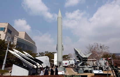 La oficina presidencial surcoreana informó hoy de que ha convocado una reunión 'de emergencia' del Consejo de Seguridad Nacional a raíz de los proyectiles lanzados por Corea del Norte.  (ARCHIVO)