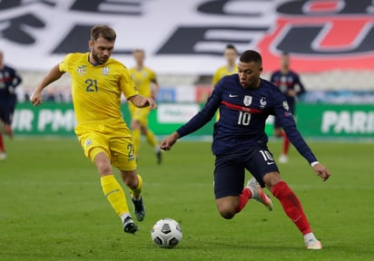 Kylian Mbappé (d) no pesó, y Francia, actual campeón del mundo, apenas empató a un tanto con Ucrania. (AP)